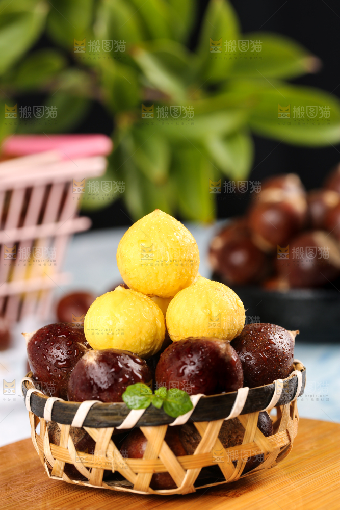 木板上一篮油锥栗