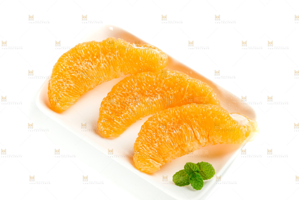 白底上放着一盘黄金蜜柚果肉