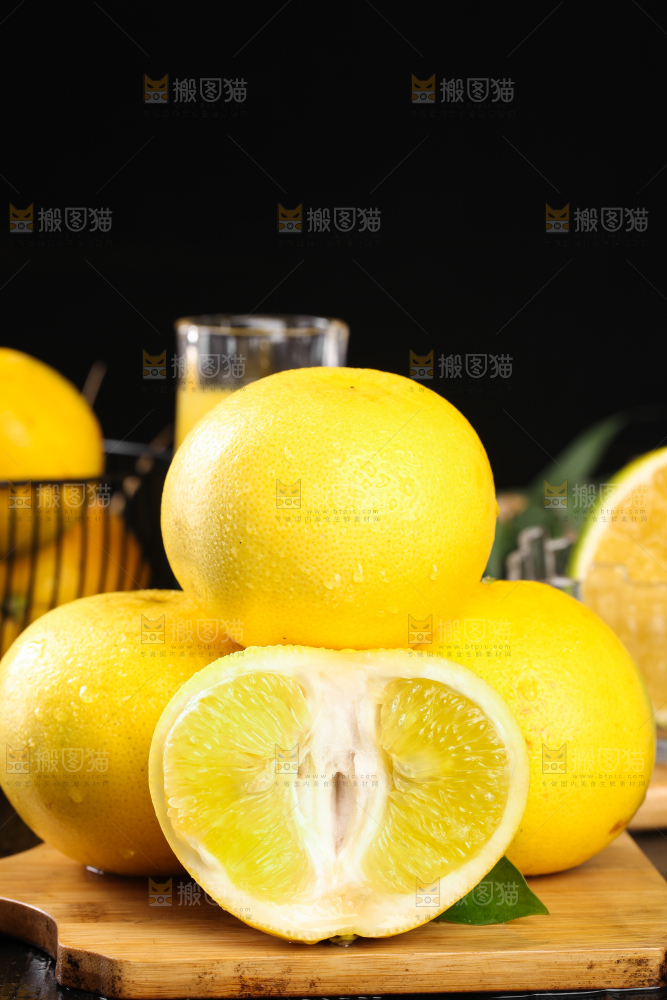 木板上一堆新鲜的葡萄柚