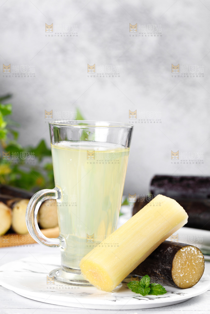 盘子里放着甘蔗和一杯甘蔗汁