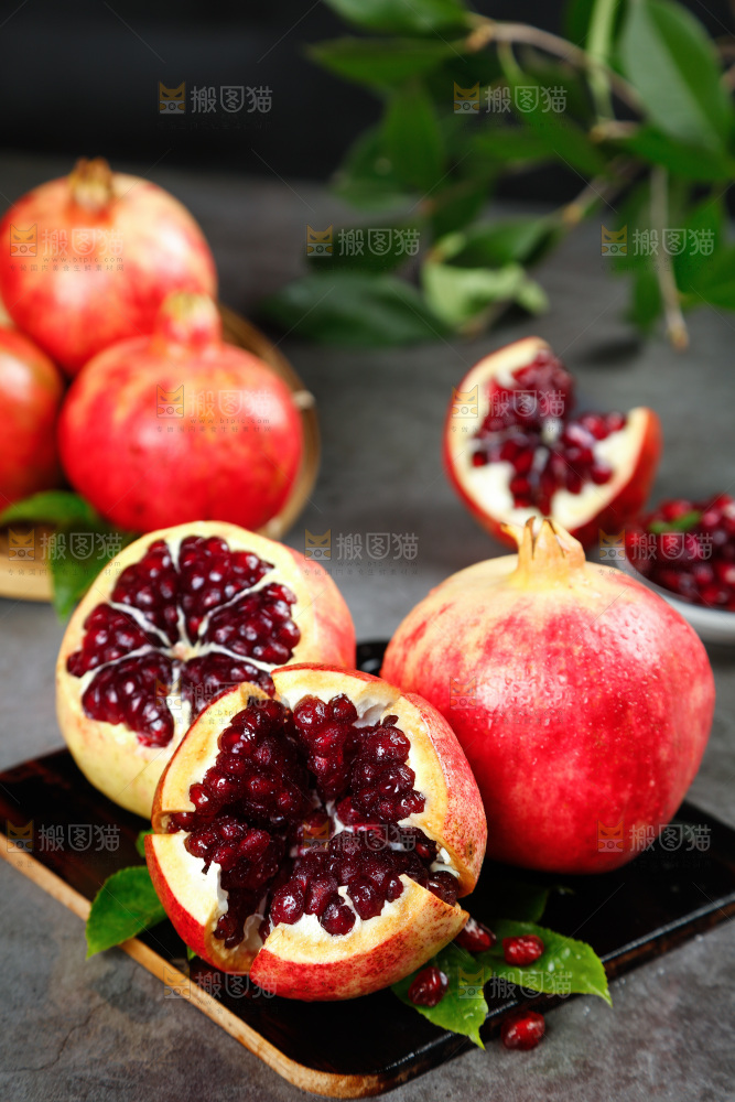 深底上的黑籽石榴