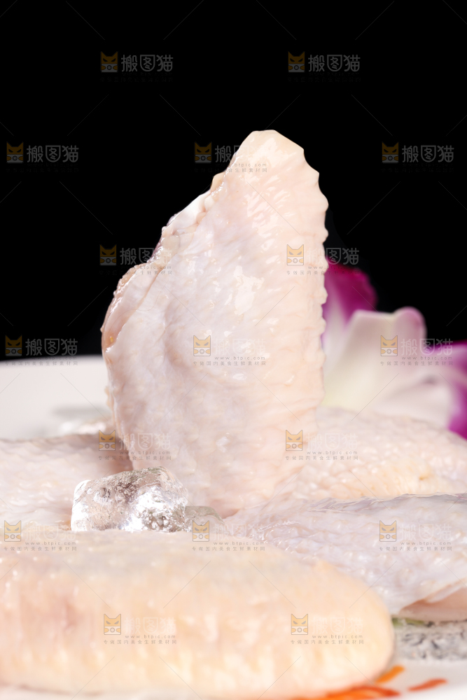 黑底上一盘冷冻的鸡中翅