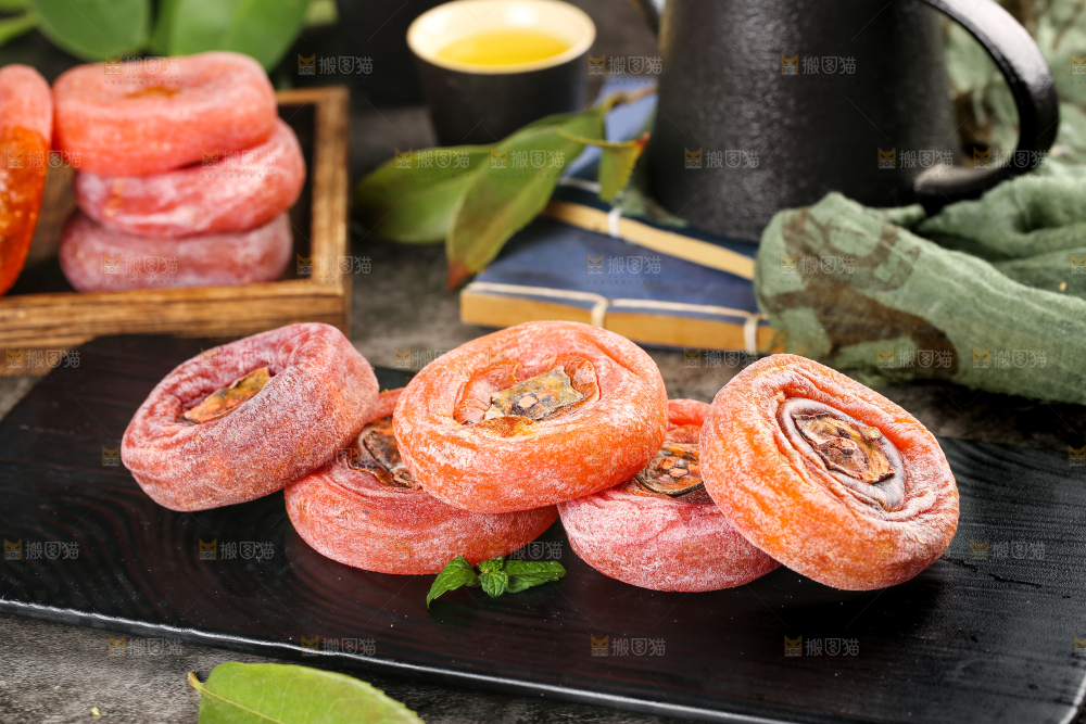 黑底上的柿饼