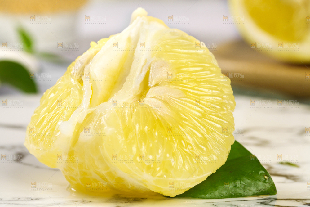 盘子里的葡萄柚果肉