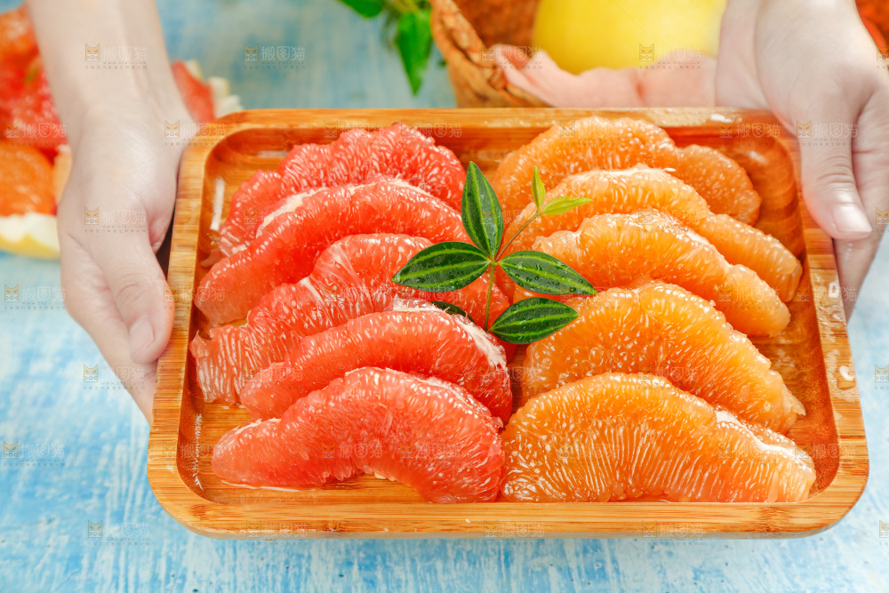 木盘里放着两种蜜柚果肉
