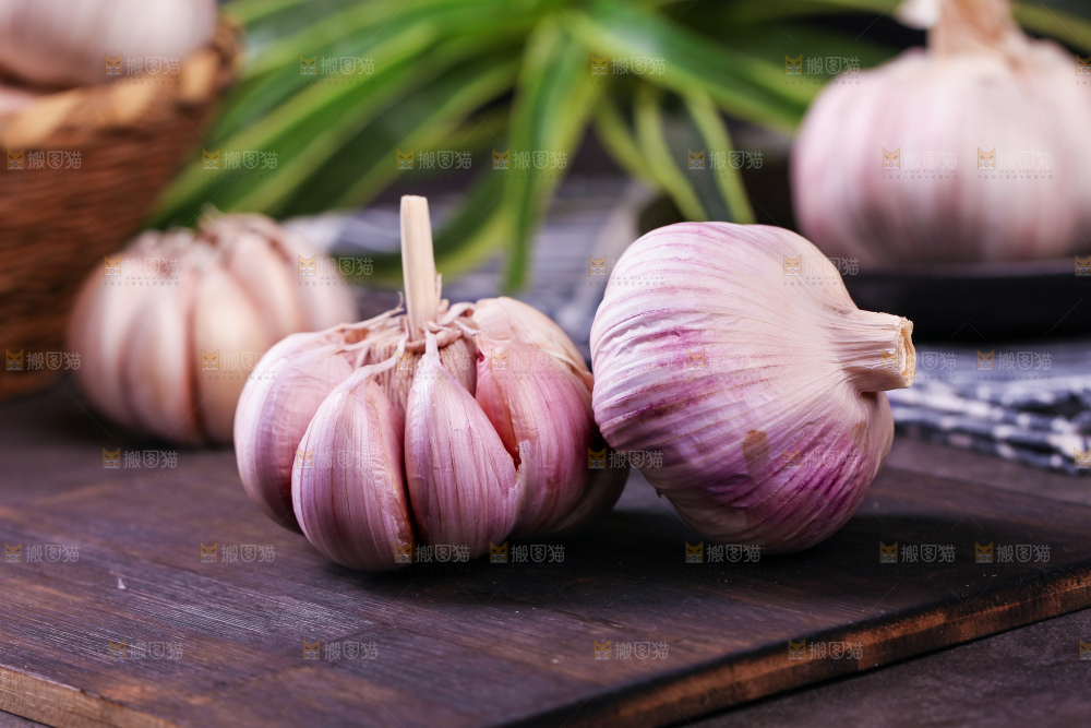 深底上的大蒜头