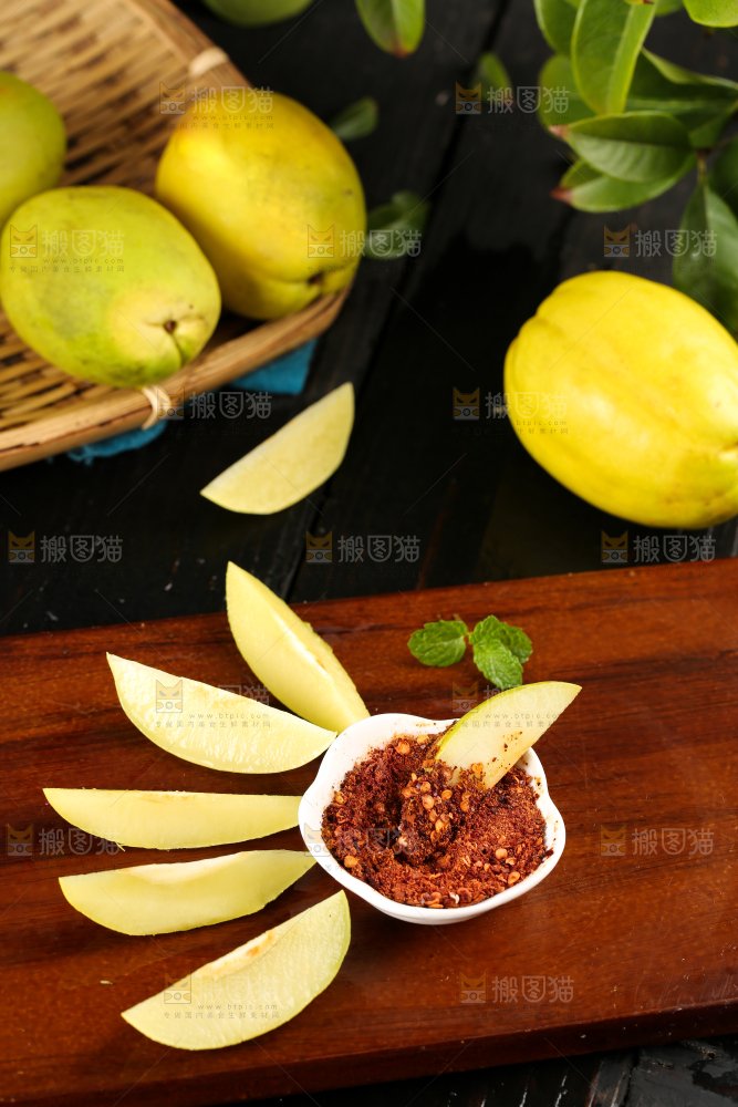 木板上的酸辣木瓜和沾着辣椒的木瓜