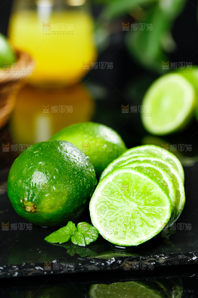 黑底上的青柠檬和切面的柠檬