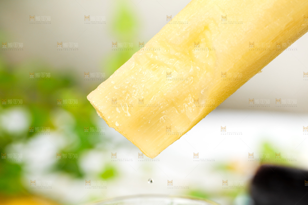 一节削皮的甘蔗