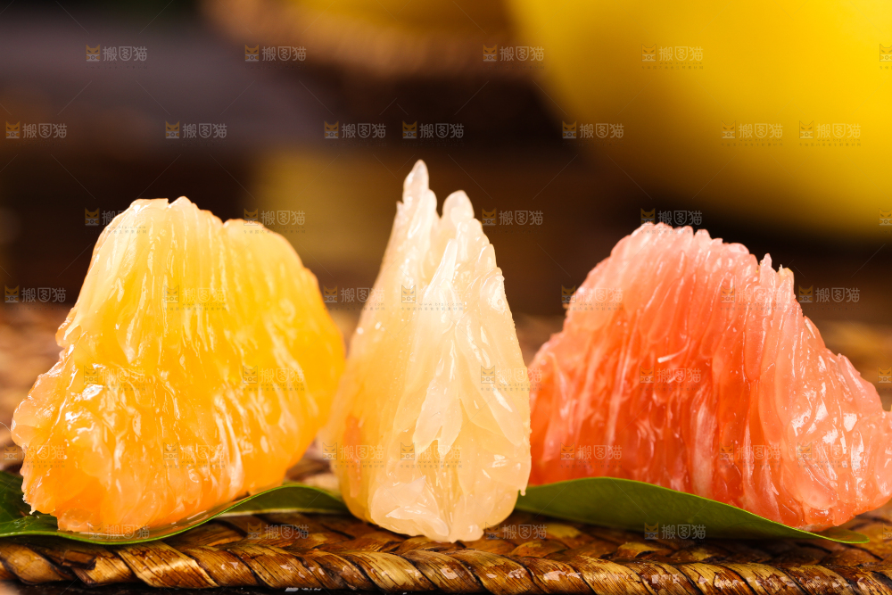 竹底上的三色蜜柚