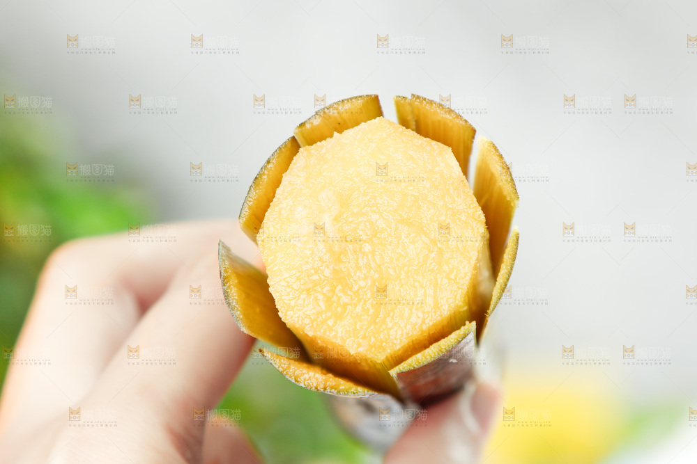 手上拿着甘蔗