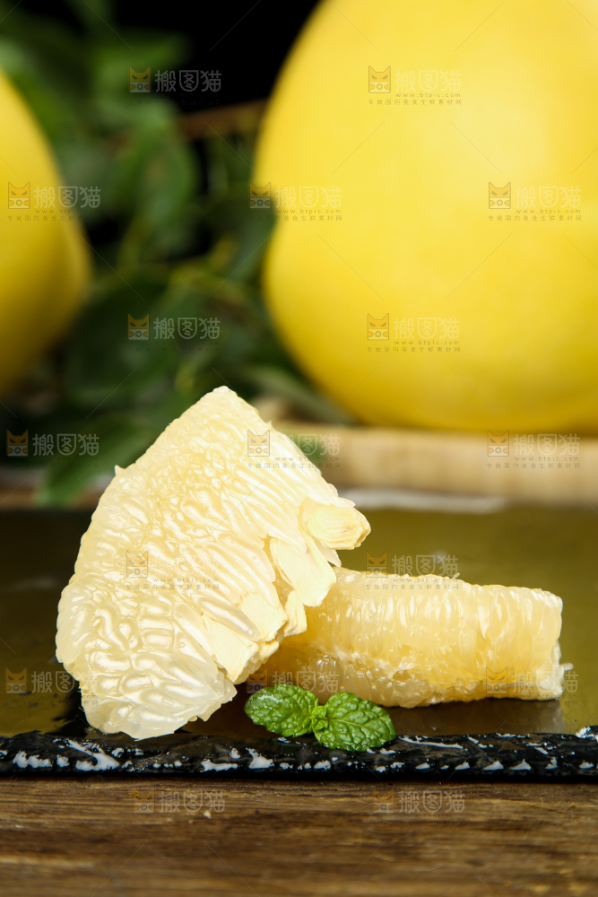 黑底上的沙田柚果肉