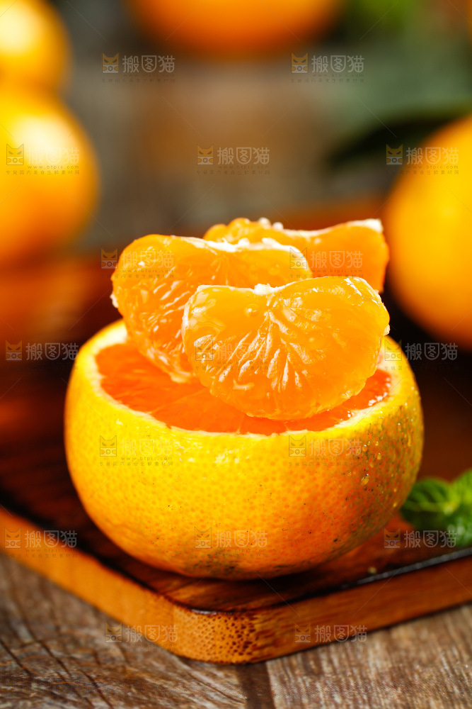 深底上放着蜜橘果肉