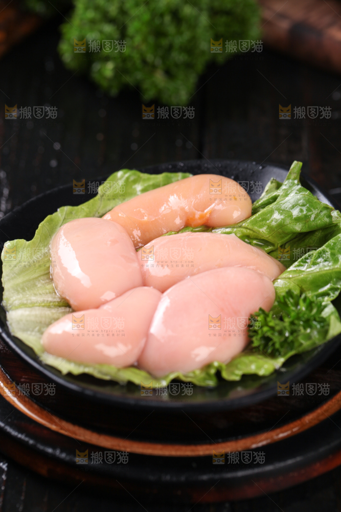 木板上放着一盘新鲜的鸡腰子