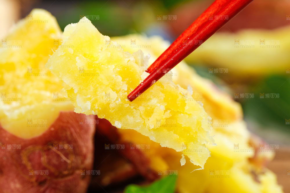 筷子上夹着山东板栗蜜薯