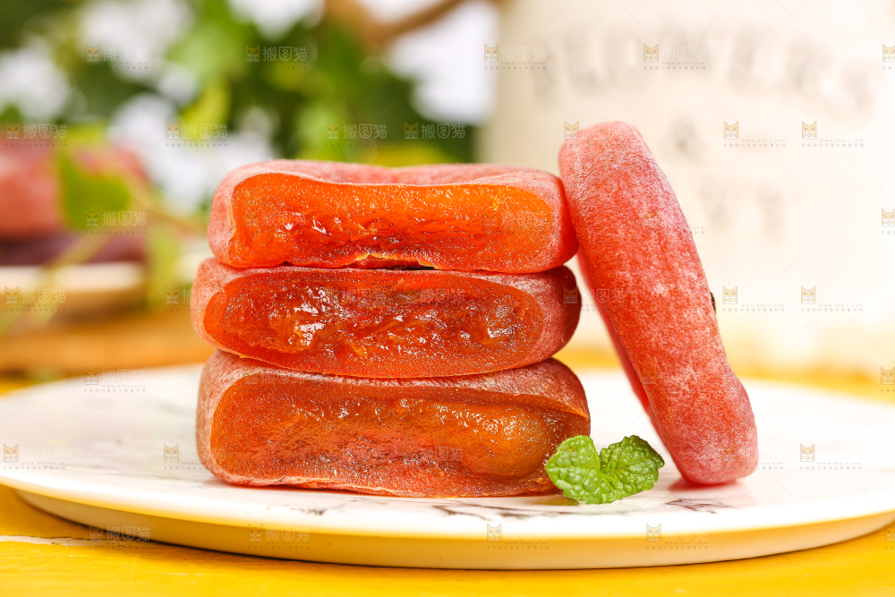 石盘里放着柿子饼