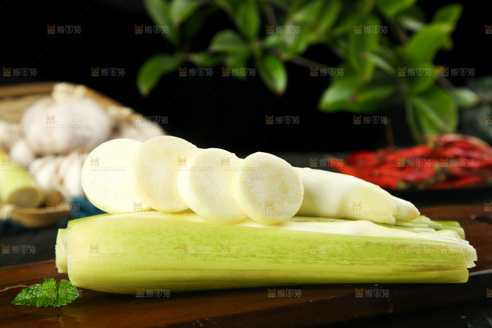 深底上放着一堆云南茭白