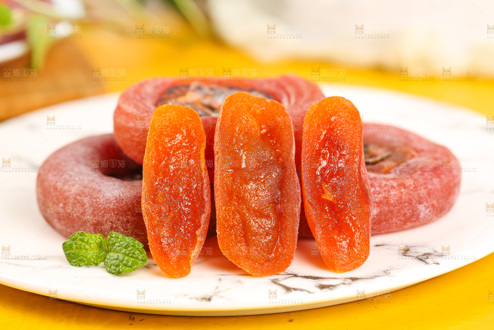 盘子里放着广西恭城柿饼