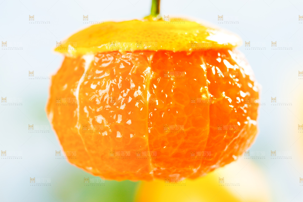 一个削皮的蜜橘
