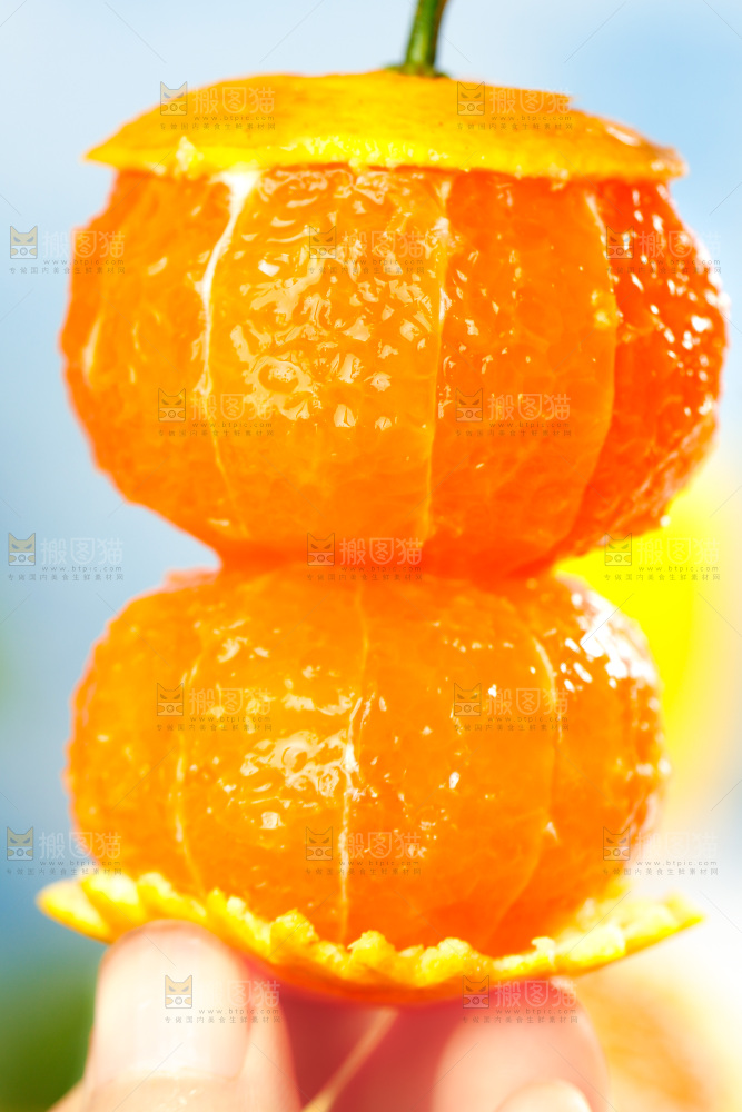 手上拿着无籽蜜桔