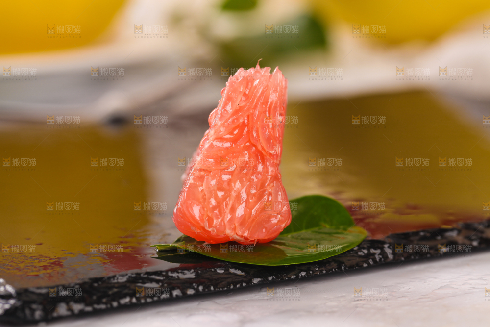 黑底上放着红心柚