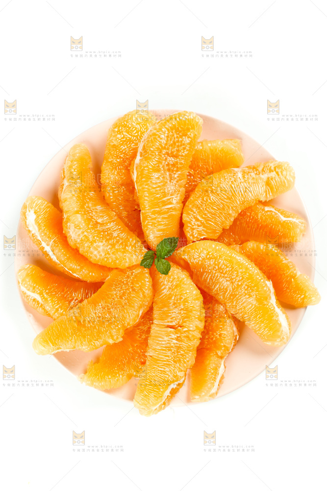 白底上放着一盘平和黄肉蜜柚