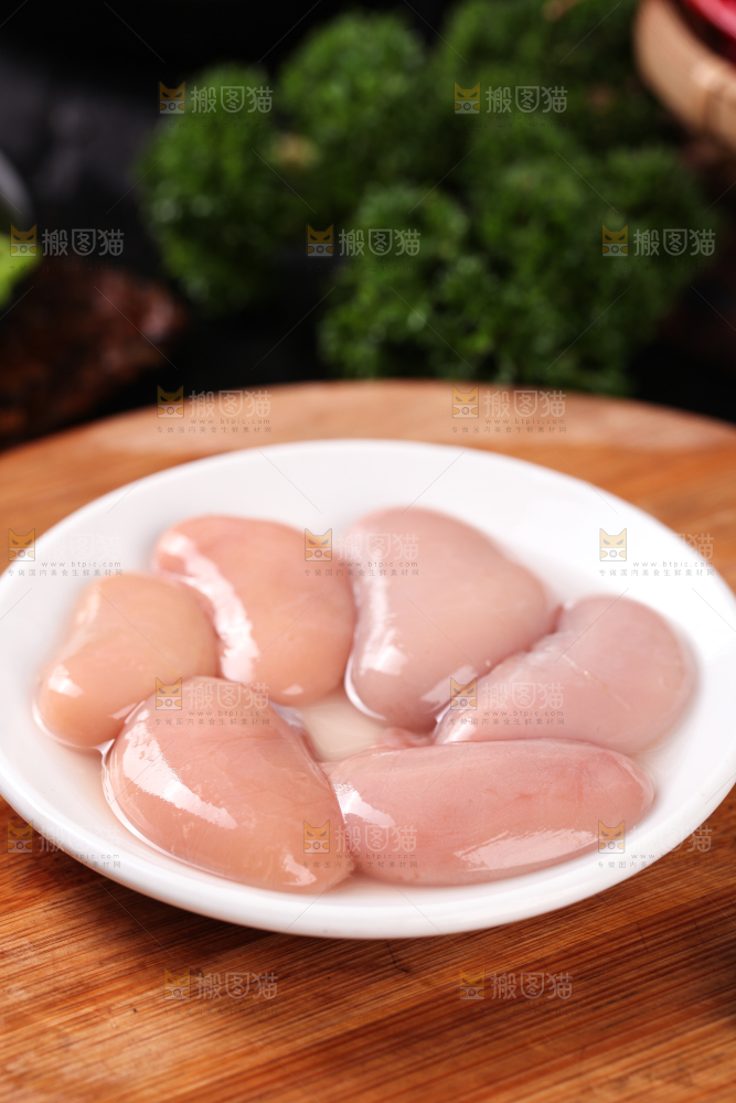 木板上放着一盘新鲜的鸡腰子