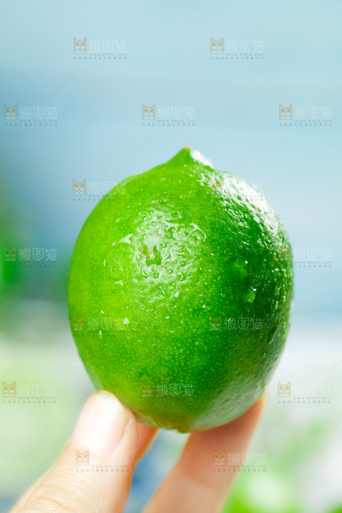 手上拿着青柠檬