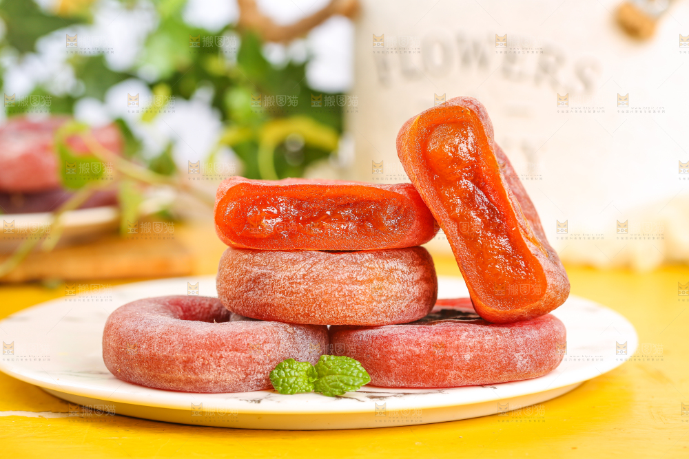 盘子里放着广西恭城柿饼