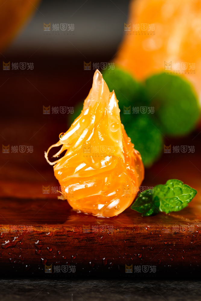 木底上的黄肉蜜柚果粒