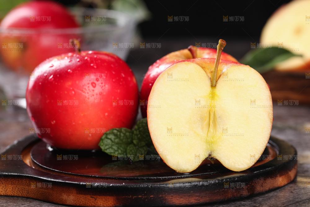 木板上的火箭苹果和切面的樱桃小苹果