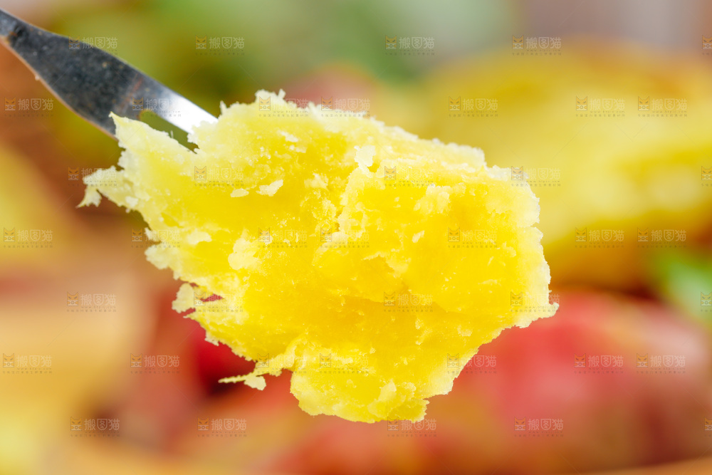 叉子上插着黄心蜜薯果肉