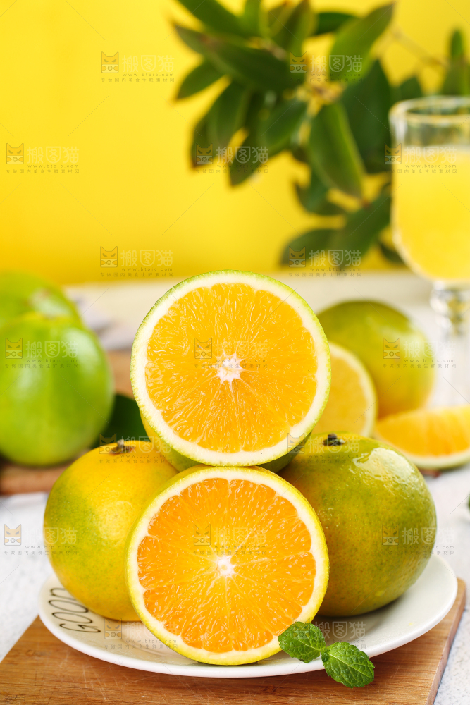 木板上放着一盘新鲜夏橙