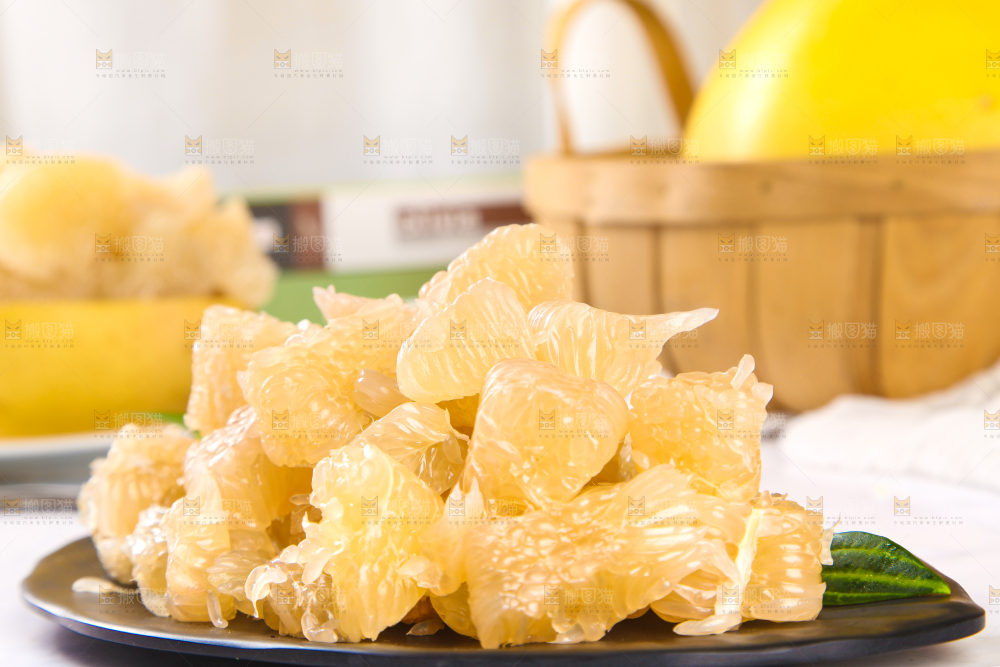 白底上放着一盘柚子果肉