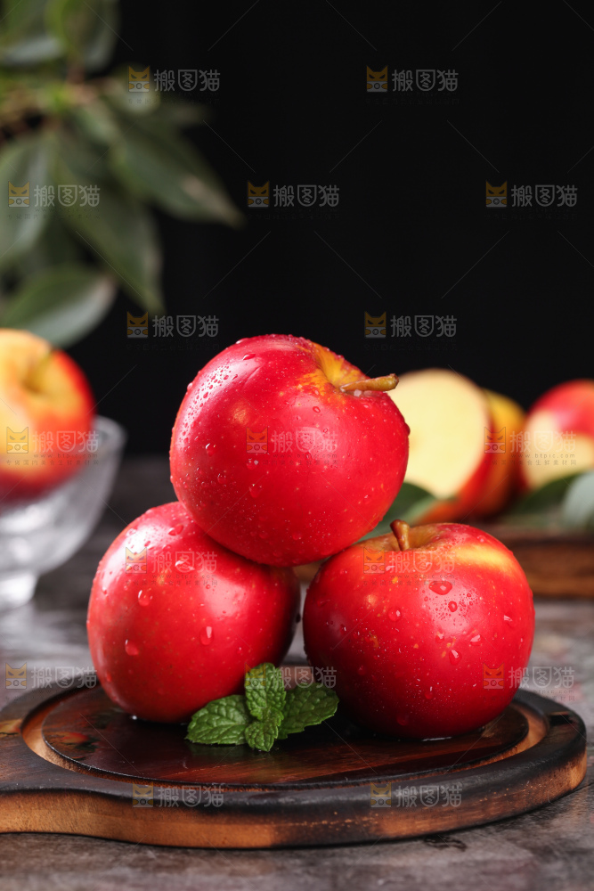 木板上放着火箭小苹果
