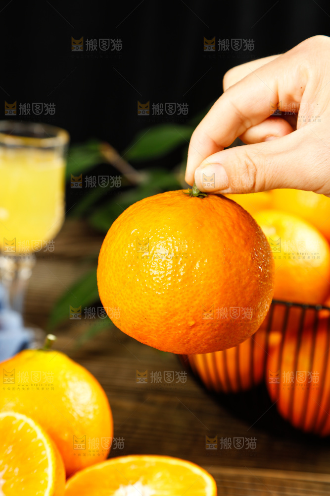 手上拿着果冻橙