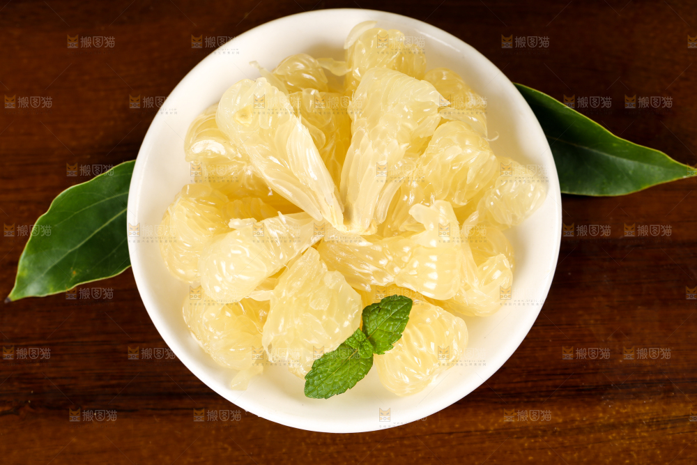 木板上放着一盘白心柚果肉