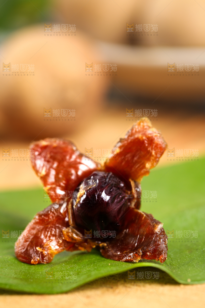 叶子上放着桂圆干果肉