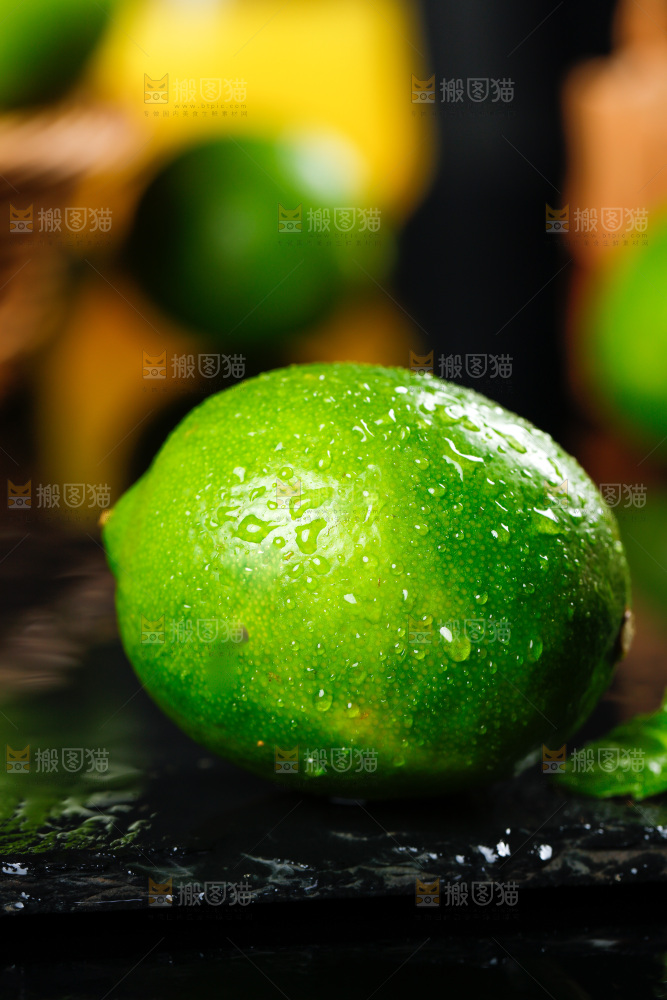 黑底上放着青柠