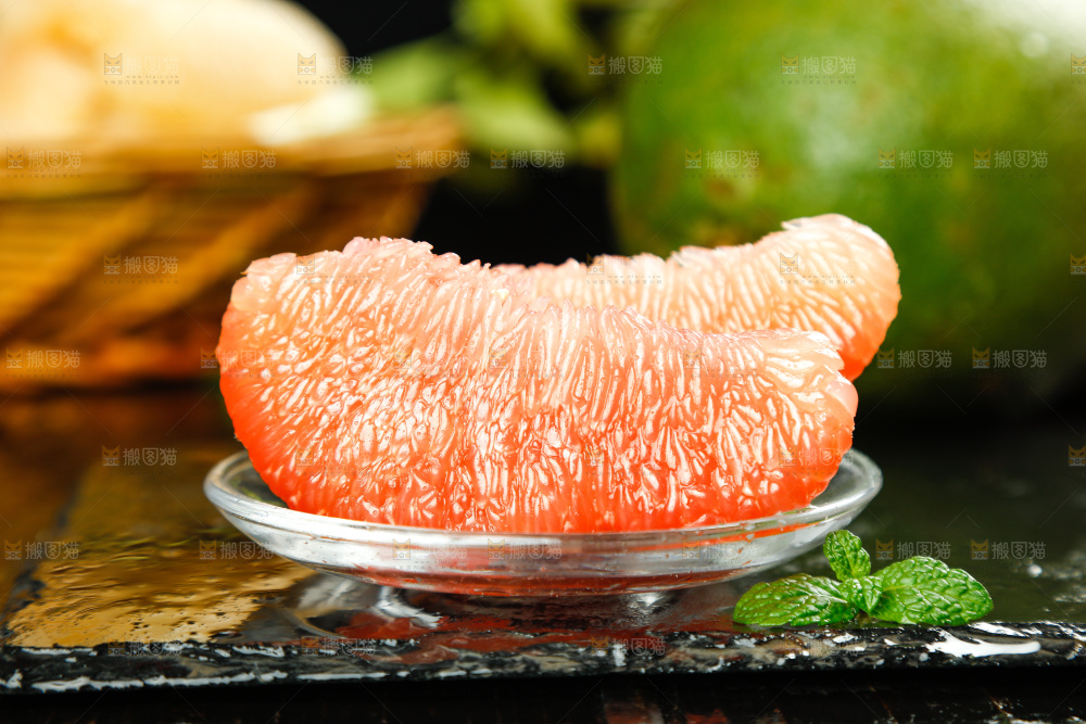 黑底上放着一盘红心蜜柚果肉