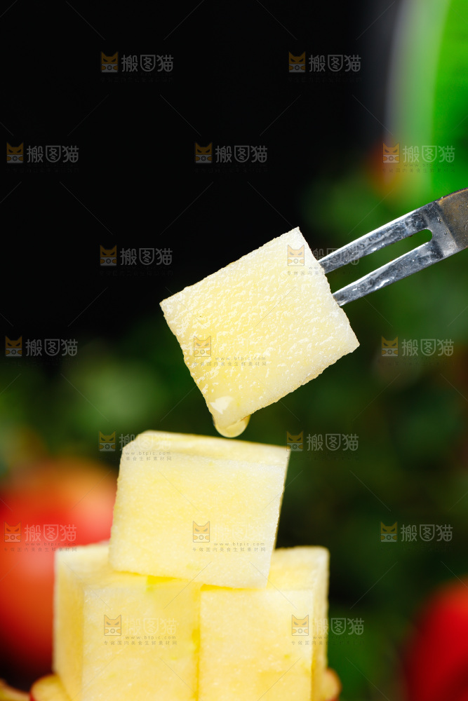 叉子上插着苹果果肉