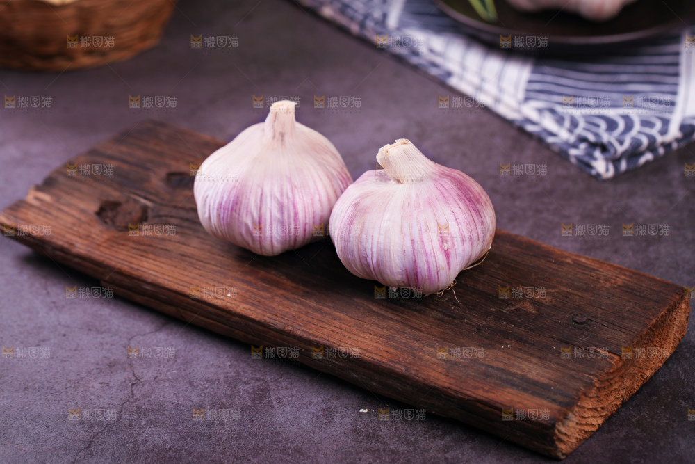 木板上的山东金乡大蒜