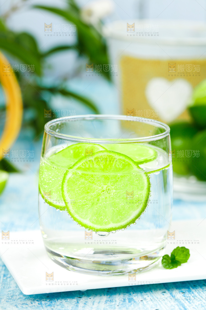 白底上放着一杯青柠檬泡水