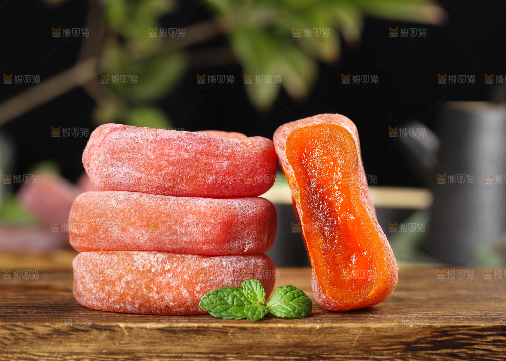 木底上的柿饼
