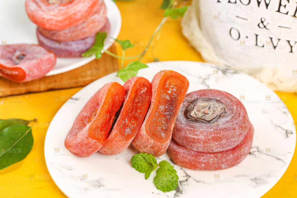 盘子里放着广西恭城柿饼