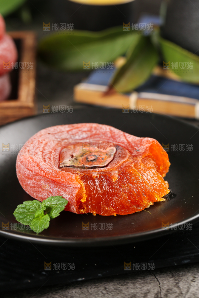 盘子里放着农家柿子饼