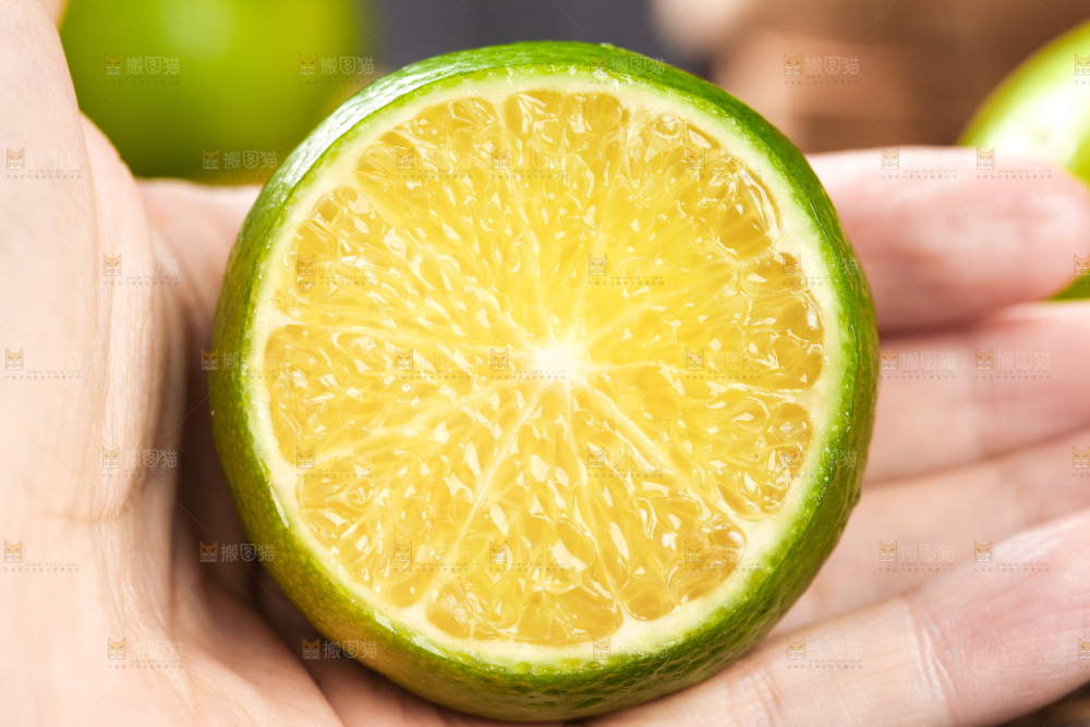 手上拿着一块贡柑果肉