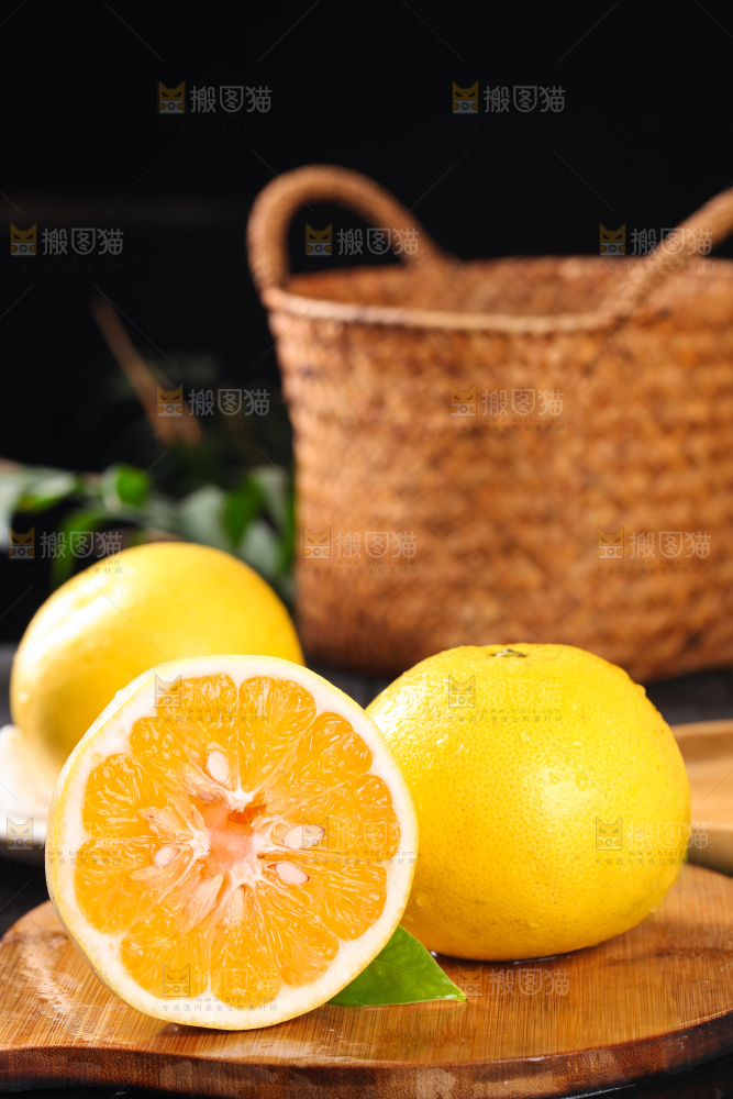 木板上的黄金葡萄柚