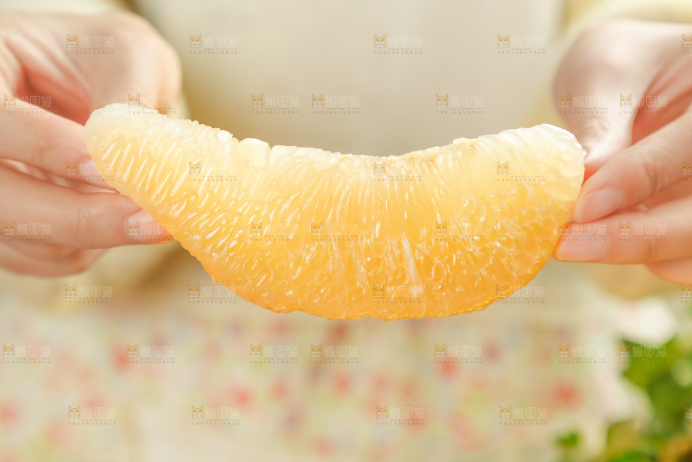 手上拿着柚子果肉