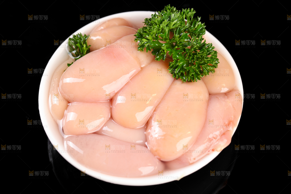 黑底上放着一盘农家土鸡腰子